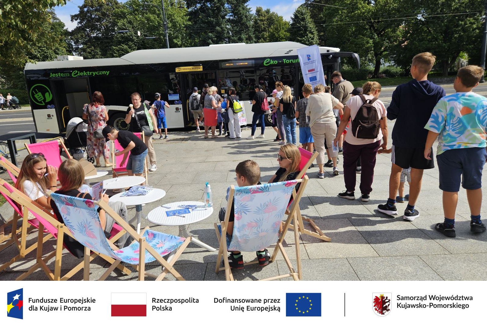 Uczestnicy Przystanku Relaks na leżakach przed autobusem