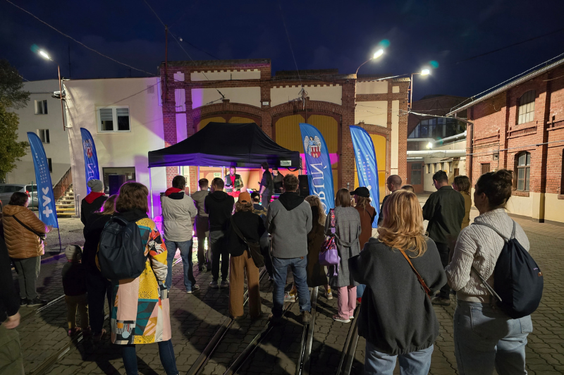 
Wieczór, rozświetlona scena, mocne brzmienia i wyjątkowa przestrzeń 135-letniej zajezdni tramwa...