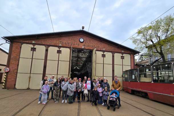 zdjęcie uczestników Eskapady w zajezdni tramwajowej