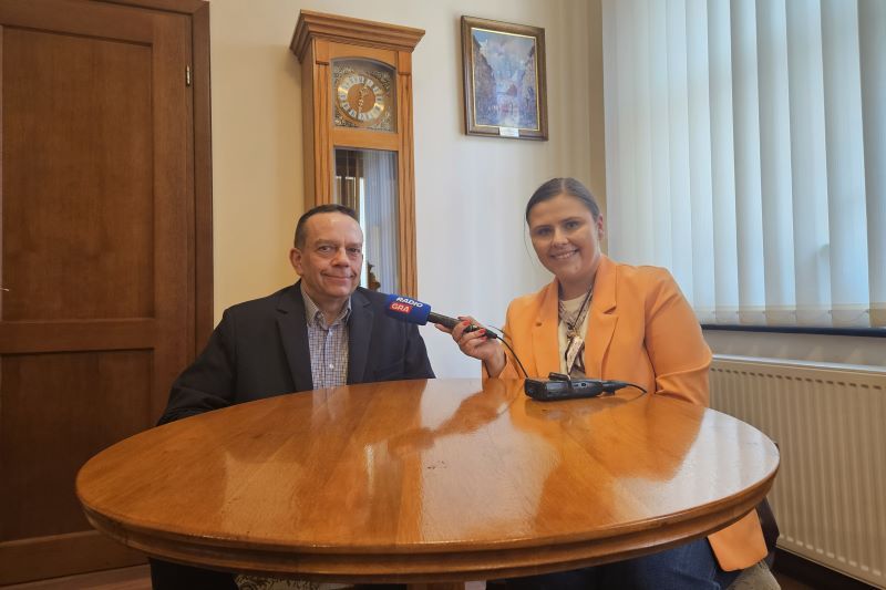 Prezes MZK Zbigniew Wyszogrodzki udziela wywiadu dziennikarce z Radio Gra