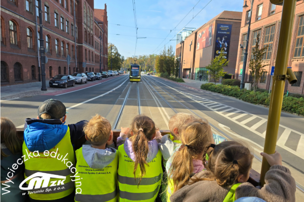 zdjęcie przedszkolaków w tramwaju turystycznym