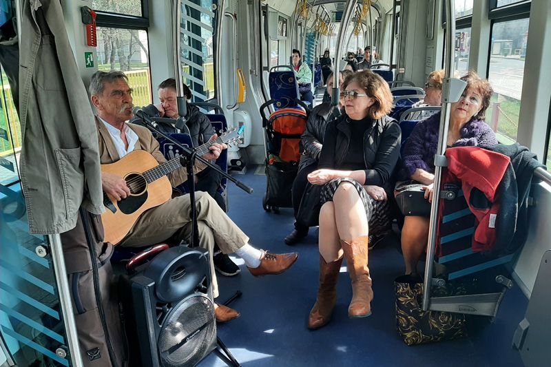 Muzyk z gitarą w tramwaju