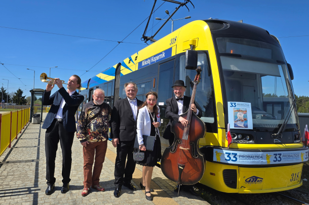 zdjęcie muzyków na tle tramwaju