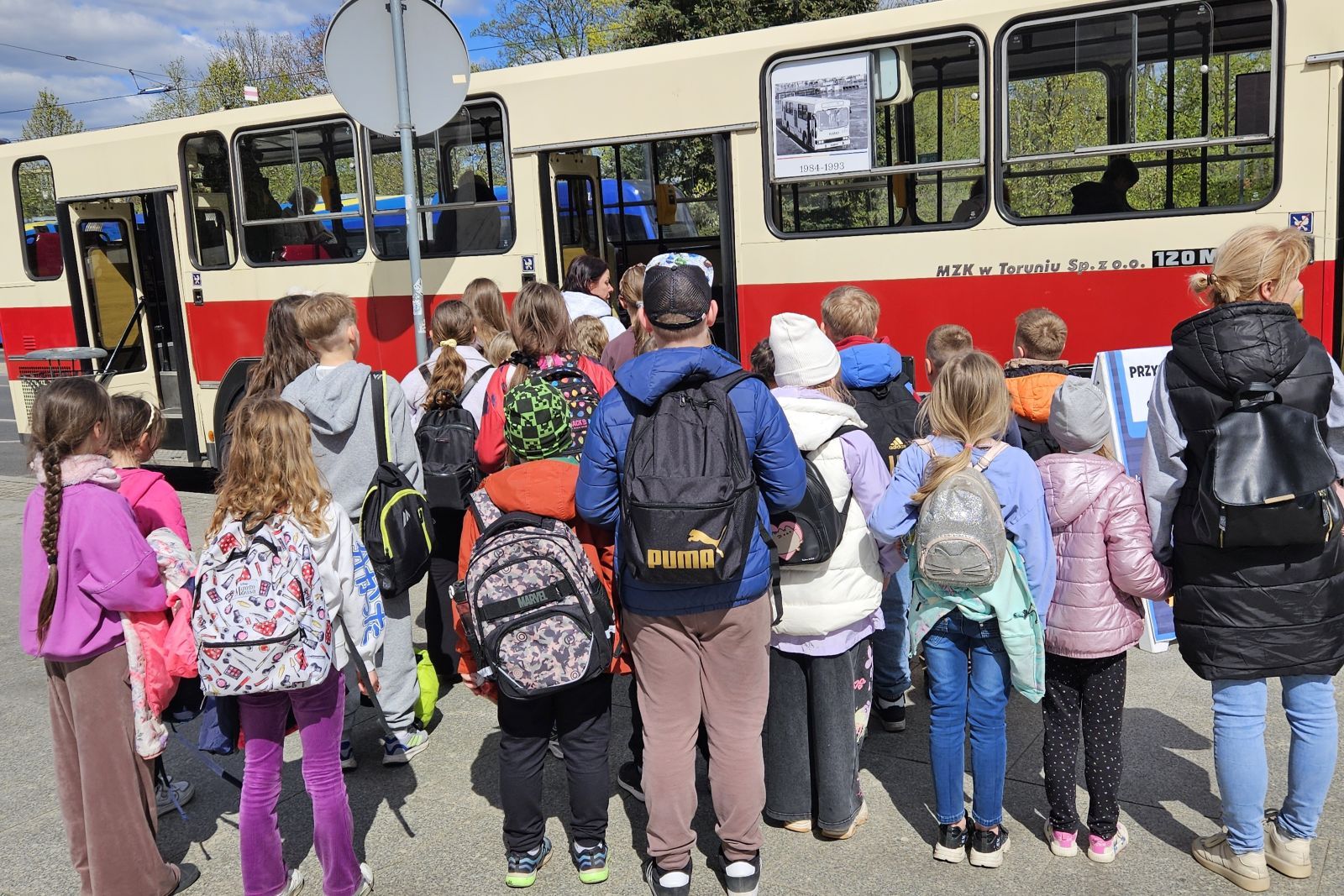 Bezpłatne rozdawanie książek w autobusie MZK w Toruniu