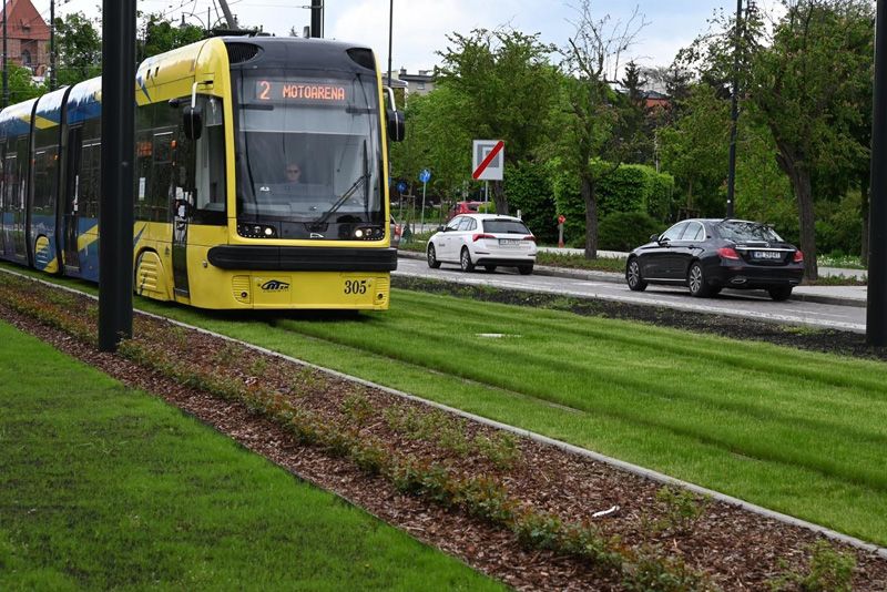 Tramwaj na zielonym torowisku